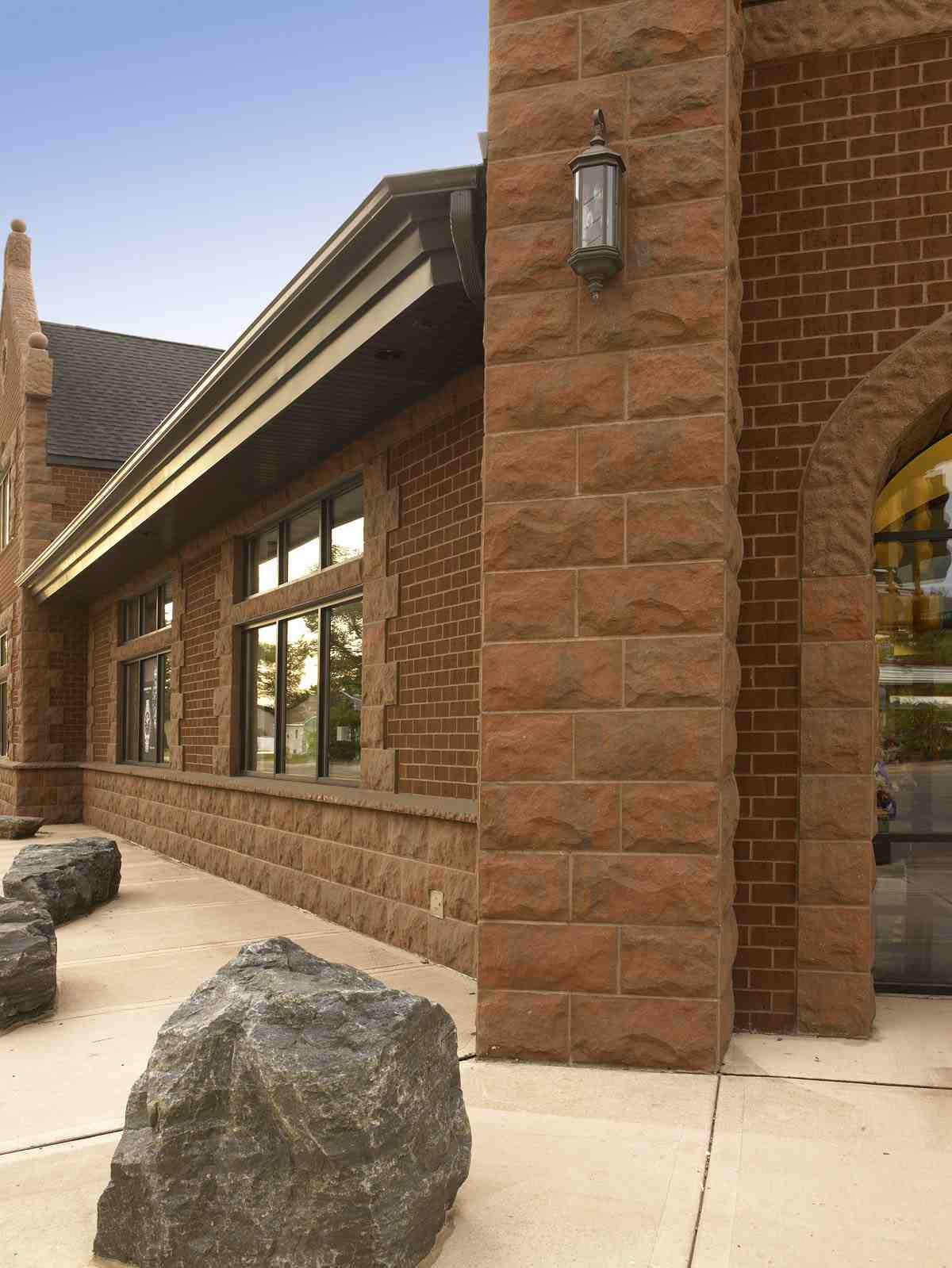 Anchor Block Company’s Bravissi™ Sculpted Masonry Veneer products